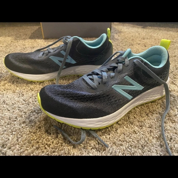 New balance sneakers - Picture 2 of 5